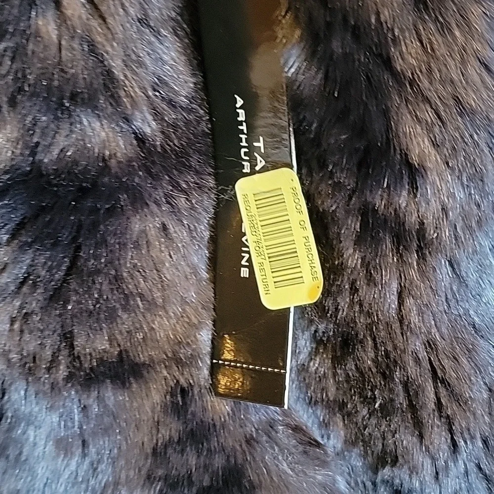 Tahari-Navy faux fur vest, collared Size Large  NWT. - Picture 8 of 9